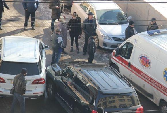 Новини Вінниці - фото з Без бійки не обійшлося: біля театру стукнулися два елітних позашляховики Без бійки не обійшлося: біля театру стукнулися два елітних позашляховики, фото №1 на сайті 20minut.ua