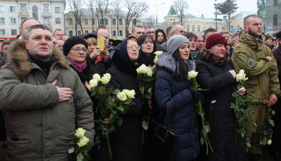 Новини Вінниці - фото з «Дерево Свободи» «виросло» пелюстками на Захід – у день похорону Максима Шимка «Дерево Свободи» «виросло» пелюстками на Захід – у день похорону Максима Шимка, фото №19 на сайті 20minut.ua
