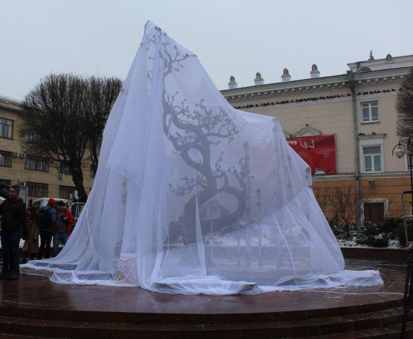 Новини Вінниці - фото з «Дерево Свободи» «виросло» пелюстками на Захід – у день похорону Максима Шимка «Дерево Свободи» «виросло» пелюстками на Захід – у день похорону Максима Шимка, фото №4 на сайті 20minut.ua