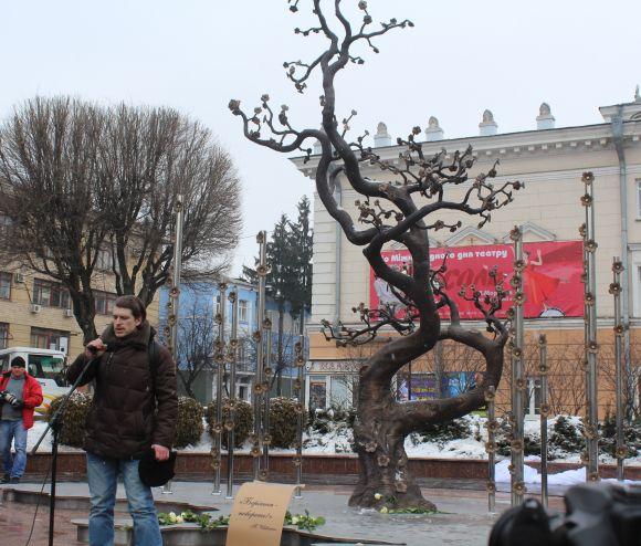 Новини Вінниці - фото з «Дерево Свободи» «виросло» пелюстками на Захід – у день похорону Максима Шимка «Дерево Свободи» «виросло» пелюстками на Захід – у день похорону Максима Шимка, фото №20 на сайті 20minut.ua