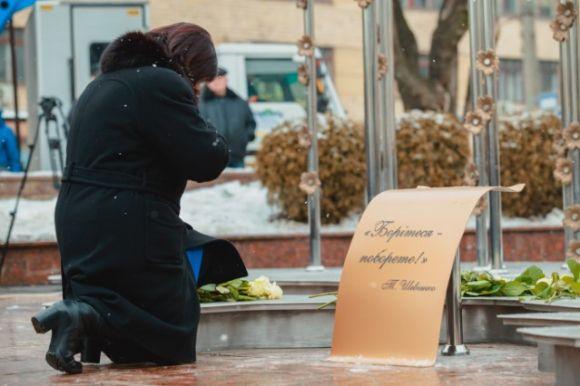Новини Вінниці - фото з «Дерево Свободи» «виросло» пелюстками на Захід – у день похорону Максима Шимка «Дерево Свободи» «виросло» пелюстками на Захід – у день похорону Максима Шимка, фото №14 на сайті 20minut.ua