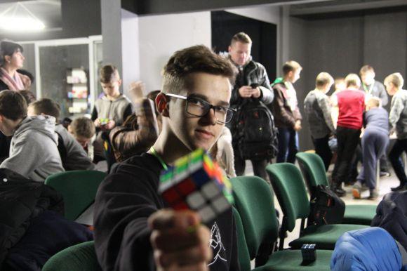 Новини Тернополя - фото з "Повелителі" кубика Рубіка демонстрували свою майстерність у Тернополі "Повелителі" кубика Рубіка демонстрували свою майстерність у Тернополі, фото №2 на сайті 20minut.ua