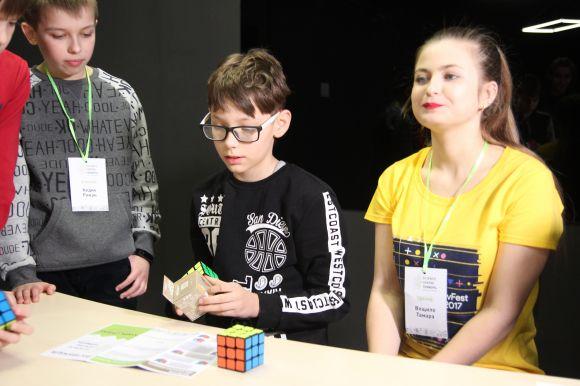 Новини Тернополя - фото з "Повелителі" кубика Рубіка демонстрували свою майстерність у Тернополі "Повелителі" кубика Рубіка демонстрували свою майстерність у Тернополі, фото №1 на сайті 20minut.ua