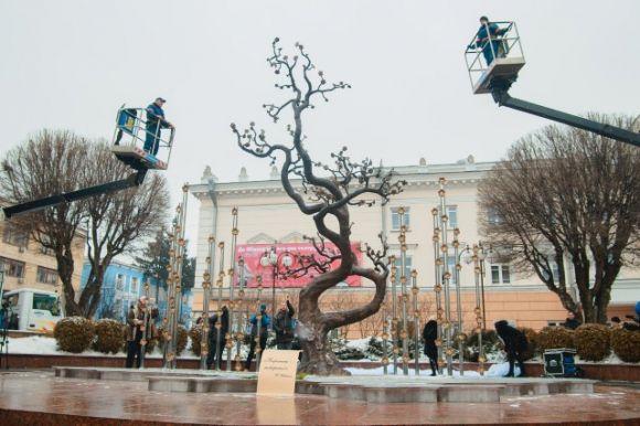 Новини Вінниці - фото з «Дерево Свободи» «виросло» пелюстками на Захід – у день похорону Максима Шимка «Дерево Свободи» «виросло» пелюстками на Захід – у день похорону Максима Шимка, фото №5 на сайті 20minut.ua