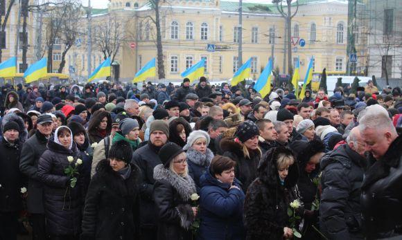 Новини Вінниці - фото з «Дерево Свободи» «виросло» пелюстками на Захід – у день похорону Максима Шимка «Дерево Свободи» «виросло» пелюстками на Захід – у день похорону Максима Шимка, фото №2 на сайті 20minut.ua
