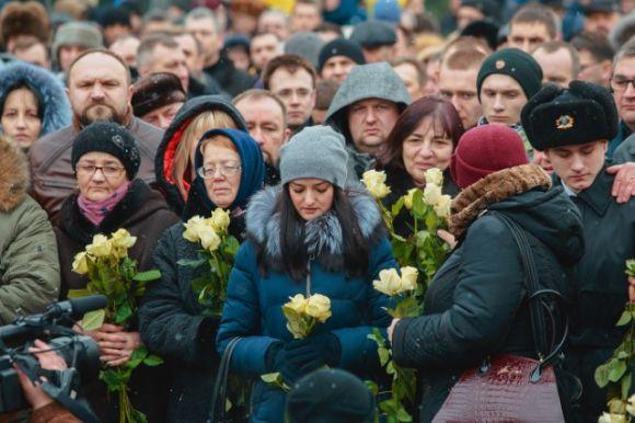 Новини Вінниці - фото з «Дерево Свободи» «виросло» пелюстками на Захід – у день похорону Максима Шимка «Дерево Свободи» «виросло» пелюстками на Захід – у день похорону Максима Шимка, фото №16 на сайті 20minut.ua