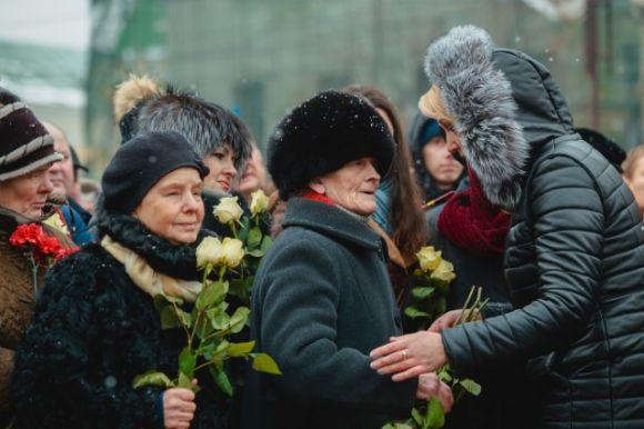 Новини Вінниці - фото з «Дерево Свободи» «виросло» пелюстками на Захід – у день похорону Максима Шимка «Дерево Свободи» «виросло» пелюстками на Захід – у день похорону Максима Шимка, фото №10 на сайті 20minut.ua