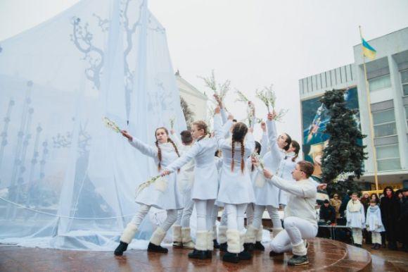 Новини Вінниці - фото з «Дерево Свободи» «виросло» пелюстками на Захід – у день похорону Максима Шимка «Дерево Свободи» «виросло» пелюстками на Захід – у день похорону Максима Шимка, фото №7 на сайті 20minut.ua