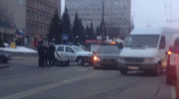 Новини Вінниці - фото з ДТП на перехресті Київської та Стеценка: зіштовхнулися поліцейський «Дастер» та авто ДТП на перехресті Київської та Стеценка: зіштовхнулися поліцейський «Дастер» та авто, фото №2 на сайті 20minut.ua