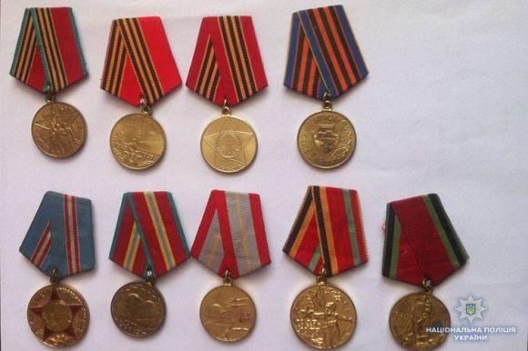 Новини Тернополя - фото з На Тернопільщині знайшли викрадений старовинний польський молитовник та багато медалей На Тернопільщині знайшли викрадений старовинний польський молитовник та багато медалей, фото №1 на сайті 20minut.ua