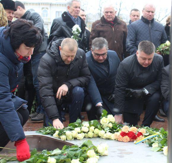 Новини Вінниці - фото з «Дерево Свободи» «виросло» пелюстками на Захід – у день похорону Максима Шимка «Дерево Свободи» «виросло» пелюстками на Захід – у день похорону Максима Шимка, фото №18 на сайті 20minut.ua