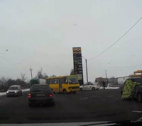 Новини Хмельницького - фото з У Хмельницькому в ДТП потрапив автобус № 52 У Хмельницькому в ДТП потрапив автобус № 52, фото №1 на сайті vsim.ua
