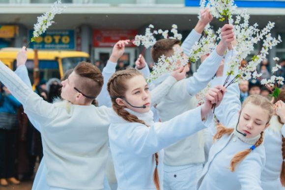 Новини Вінниці - фото з «Дерево Свободи» «виросло» пелюстками на Захід – у день похорону Максима Шимка «Дерево Свободи» «виросло» пелюстками на Захід – у день похорону Максима Шимка, фото №6 на сайті 20minut.ua