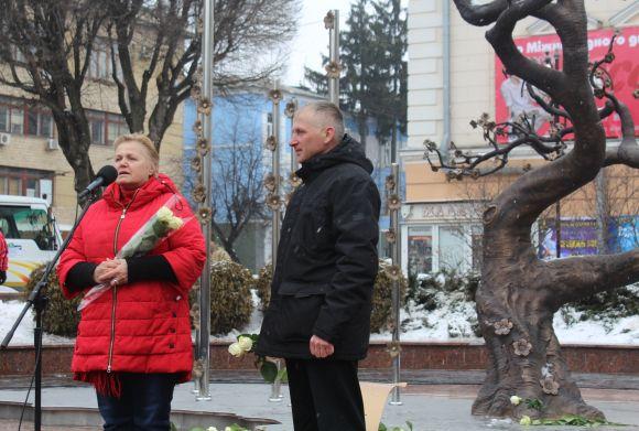 Новини Вінниці - фото з «Дерево Свободи» «виросло» пелюстками на Захід – у день похорону Максима Шимка «Дерево Свободи» «виросло» пелюстками на Захід – у день похорону Максима Шимка, фото №12 на сайті 20minut.ua