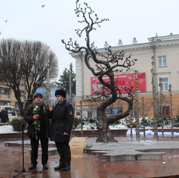 Новини Вінниці - фото з «Дерево Свободи» «виросло» пелюстками на Захід – у день похорону Максима Шимка «Дерево Свободи» «виросло» пелюстками на Захід – у день похорону Максима Шимка, фото №8 на сайті 20minut.ua