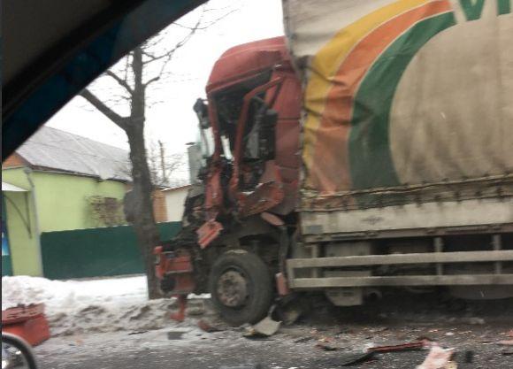 Новини Вінниці - фото з На в’їзді в Вінницю не розминулися дві великогабаритні фури. Фото з місця На в’їзді в Вінницю не розминулися дві великогабаритні фури. Фото з місця, фото №1 на сайті 20minut.ua
