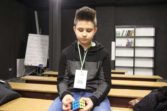 Новини Тернополя - фото з "Повелителі" кубика Рубіка демонстрували свою майстерність у Тернополі "Повелителі" кубика Рубіка демонстрували свою майстерність у Тернополі, фото №3 на сайті 20minut.ua