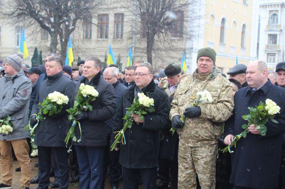 Новини Вінниці - фото з «Дерево Свободи» «виросло» пелюстками на Захід – у день похорону Максима Шимка «Дерево Свободи» «виросло» пелюстками на Захід – у день похорону Максима Шимка, фото №1 на сайті 20minut.ua