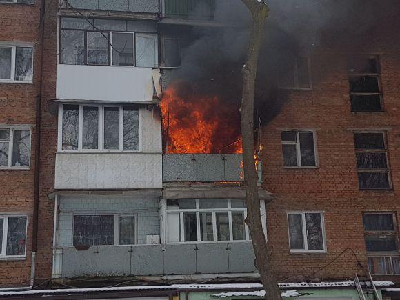 Новини Хмельницького - фото з Пожежа на Старокостянтинівському шосе: власник вистрибнув з балкону, квартира згоріла вщент Пожежа на Старокостянтинівському шосе: власник вистрибнув з балкону, квартира згоріла вщент, фото №1 на сайті vsim.ua
