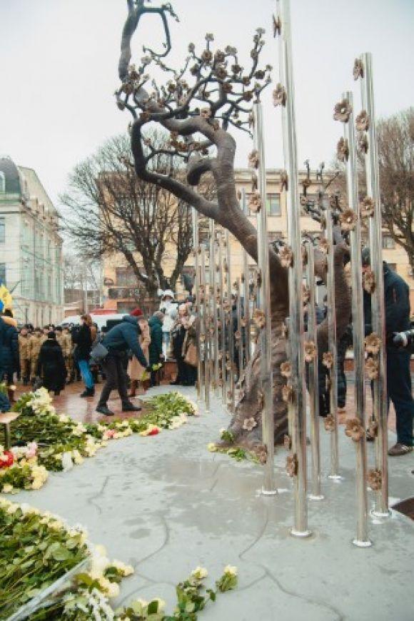 Новини Вінниці - фото з «Дерево Свободи» «виросло» пелюстками на Захід – у день похорону Максима Шимка «Дерево Свободи» «виросло» пелюстками на Захід – у день похорону Максима Шимка, фото №9 на сайті 20minut.ua