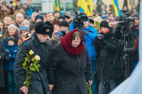 Новини Вінниці - фото з «Дерево Свободи» «виросло» пелюстками на Захід – у день похорону Максима Шимка «Дерево Свободи» «виросло» пелюстками на Захід – у день похорону Максима Шимка, фото №3 на сайті 20minut.ua