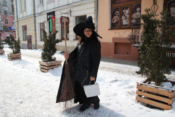 Новини Тернополя - фото з Фото дня: містом розгулює Баба Яга з мітлою Фото дня: містом розгулює Баба Яга з мітлою, фото №1 на сайті 20minut.ua
