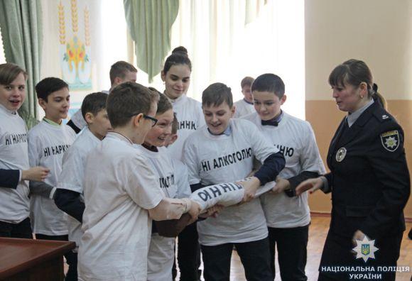 Житомирські школярі разом з поліцейськими провели флешмоб за здоровий спосіб життя, фото №1 на сайті 20minut.ua
