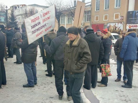 Під ОДА близько сотні пенсіонерів і відставників вимагали підвищити пенсії, фото №2 на сайті 20minut.ua