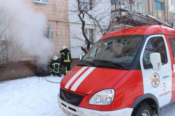 Дві бригади рятівників гасили пожежу в багатоповерхівці на Гречанах, фото №4 на сайті vsim.ua