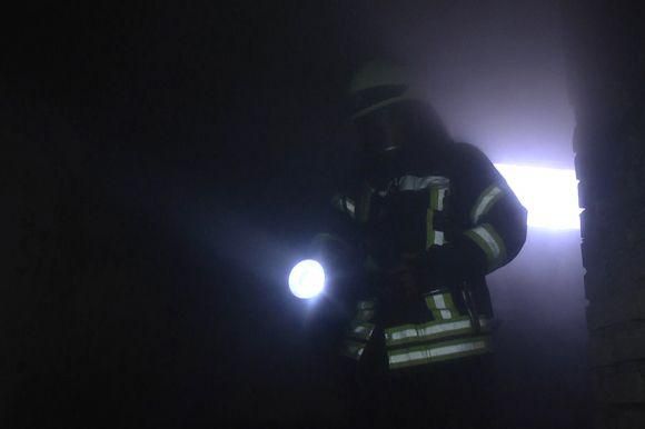 Дві бригади рятівників гасили пожежу в багатоповерхівці на Гречанах, фото №2 на сайті vsim.ua