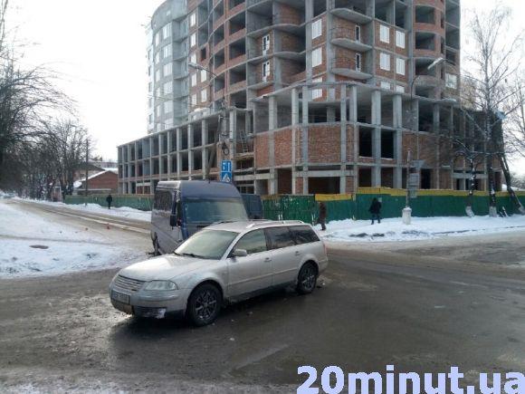 У Кам’янці автомобіль в’їхав у маршрутку. Постраждала жінка, фото №1 на сайті 20minut.ua