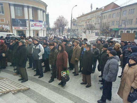 Під ОДА близько сотні пенсіонерів і відставників вимагали підвищити пенсії, фото №3 на сайті 20minut.ua