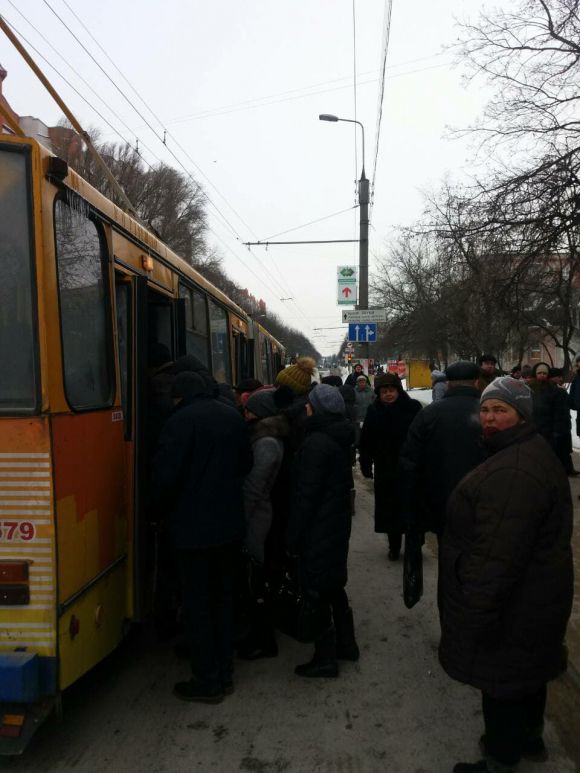 Десятки тернополян вранці вівторка не змогли влізти в маршрутки (оновлено), фото №1 на сайті 20minut.ua