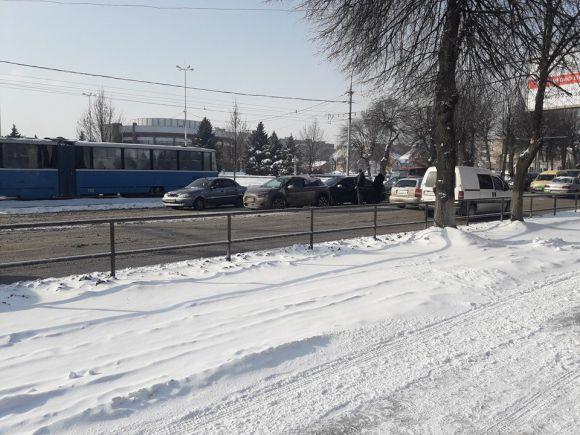 Новини Вінниці - фото з Біля Книжки зіткнулись два авто. В сторону Вишеньки виник затор Біля Книжки зіткнулись два авто. В сторону Вишеньки виник затор, фото №2 на сайті 20minut.ua