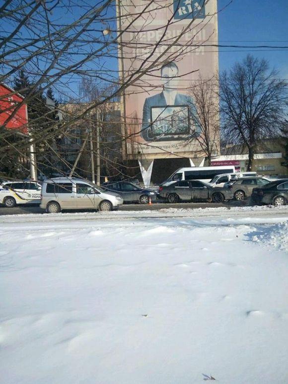 Новини Вінниці - фото з Біля Книжки зіткнулись два авто. В сторону Вишеньки виник затор Біля Книжки зіткнулись два авто. В сторону Вишеньки виник затор, фото №1 на сайті 20minut.ua