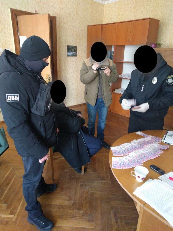 У Летичеві поліцейського хотіли підкупити за 29 тисяч гривень, фото №1 на сайті vsim.ua
