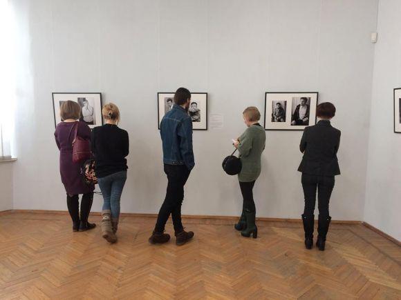 Новини Хмельницького - фото з Чоловіки у білих сорочках і жіночих халатах. Унікальні світлини з виставки Чоловіки у білих сорочках і жіночих халатах. Унікальні світлини з виставки, фото №5 на сайті vsim.ua