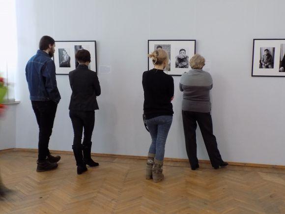 Новини Хмельницького - фото з Чоловіки у білих сорочках і жіночих халатах. Унікальні світлини з виставки Чоловіки у білих сорочках і жіночих халатах. Унікальні світлини з виставки, фото №13 на сайті vsim.ua