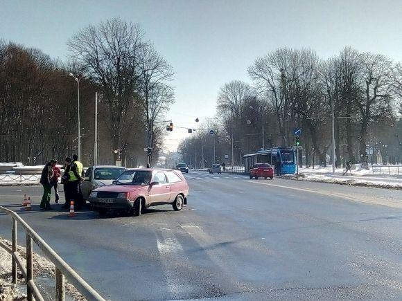 Аварія біля Книжки: червона "Таврія" на повороті не розминулася з "Шевроле", фото №1 на сайті 20minut.ua