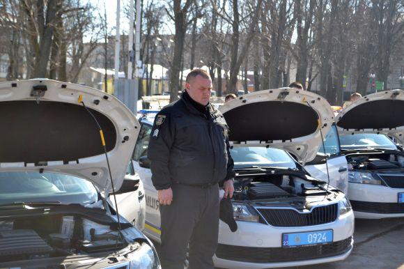 Новини Хмельницького - фото з Новенькі авто подарували поліції на майдані у Хмельницькому. Транспорт освятив священник Новенькі авто подарували поліції на майдані у Хмельницькому. Транспорт освятив священник, фото №5 на сайті vsim.ua