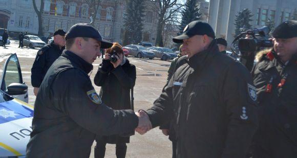 Новини Хмельницького - фото з Новенькі авто подарували поліції на майдані у Хмельницькому. Транспорт освятив священник Новенькі авто подарували поліції на майдані у Хмельницькому. Транспорт освятив священник, фото №4 на сайті vsim.ua