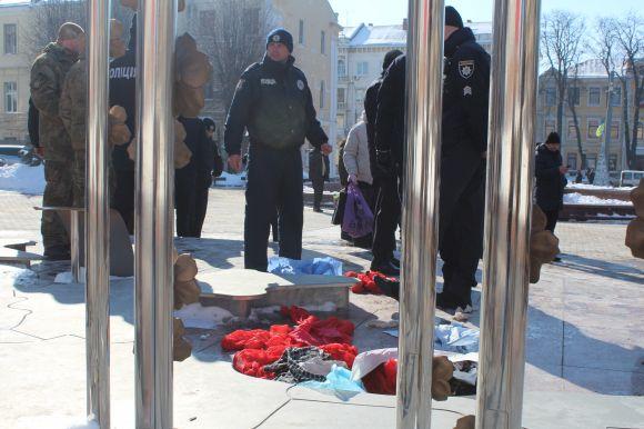 Активіст «Тарас Бульба» закидав непотребом «Дерево свободи». Навіщо?, фото №3 на сайті 20minut.ua