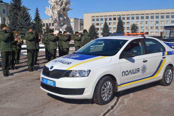 Новини Хмельницького - фото з Новенькі авто подарували поліції на майдані у Хмельницькому. Транспорт освятив священник Новенькі авто подарували поліції на майдані у Хмельницькому. Транспорт освятив священник, фото №3 на сайті vsim.ua