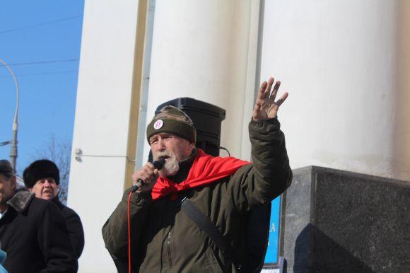 Активіст «Тарас Бульба» закидав непотребом «Дерево свободи». Навіщо?, фото №1 на сайті 20minut.ua