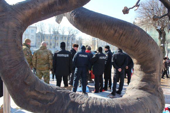 Активіст «Тарас Бульба» закидав непотребом «Дерево свободи». Навіщо?, фото №6 на сайті 20minut.ua