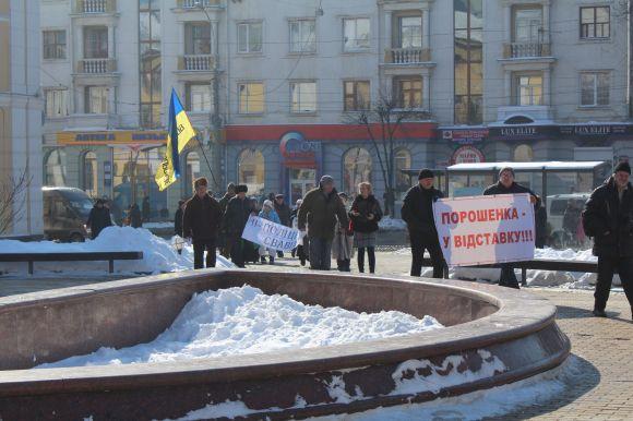 Активіст «Тарас Бульба» закидав непотребом «Дерево свободи». Навіщо?, фото №2 на сайті 20minut.ua