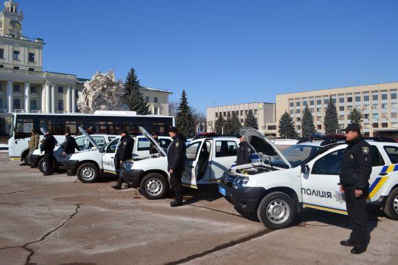 Новини Хмельницького - фото з Новенькі авто подарували поліції на майдані у Хмельницькому. Транспорт освятив священник Новенькі авто подарували поліції на майдані у Хмельницькому. Транспорт освятив священник, фото №6 на сайті vsim.ua