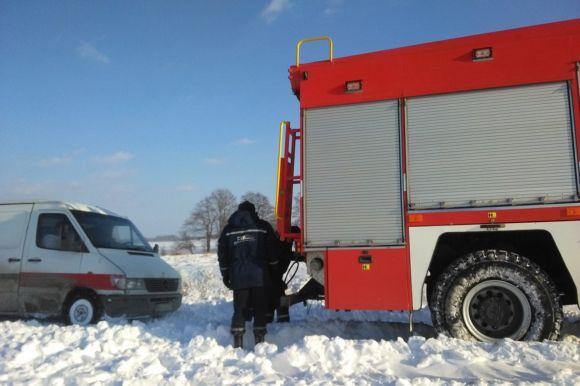 Новини Хмельницького - фото з Снігова пастка: за добу 15 автівок застрягли в снігових заметах на Хмельниччині Снігова пастка: за добу 15 автівок застрягли в снігових заметах на Хмельниччині, фото №3 на сайті vsim.ua