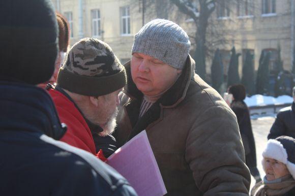 Активіст «Тарас Бульба» закидав непотребом «Дерево свободи». Навіщо?, фото №4 на сайті 20minut.ua