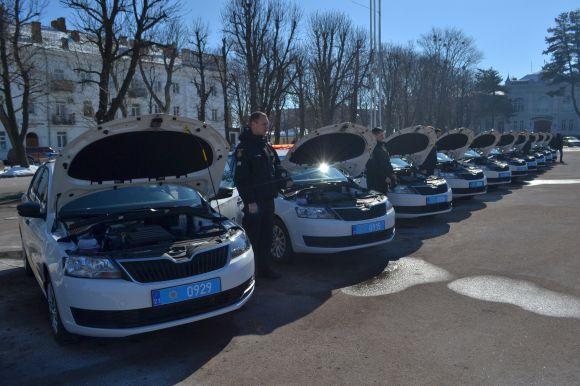 Новини Хмельницького - фото з Новенькі авто подарували поліції на майдані у Хмельницькому. Транспорт освятив священник Новенькі авто подарували поліції на майдані у Хмельницькому. Транспорт освятив священник, фото №1 на сайті vsim.ua
